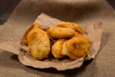 pakette çuval üzerinde ev yapımı kek