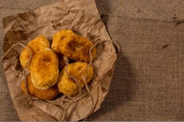 pakette çuval üzerinde ev yapımı kek