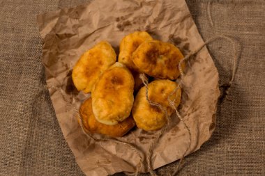 pakette çuval üzerinde ev yapımı kek