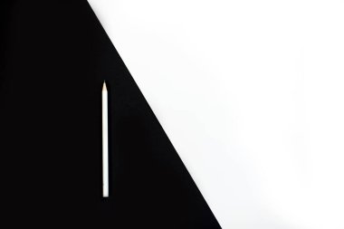 Siyah ve beyaz arkaplanda beyaz kalem