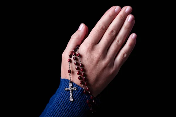 女性の手祈り黒い背景に十字架十字架のイエス キリストとロザリオを保持しています キリスト教カトリックの信仰を持つ女性 — ストック写真