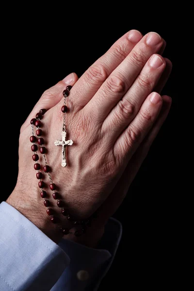 男性の祈りを保持クロス十字架のイエス キリストとロザリオ黒の背景上手します キリスト教カトリック信仰と中年の男性 — ストック写真
