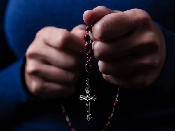 Mãos Femininas Rezando Segurando Rosário Com Jesus Cristo Cruz Crucifixo — Fotografia de Stock