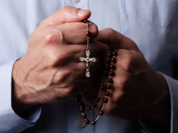 Mannelijke Handen Bidden Houden Een Rozenkrans Met Jezus Christus Het — Stockfoto