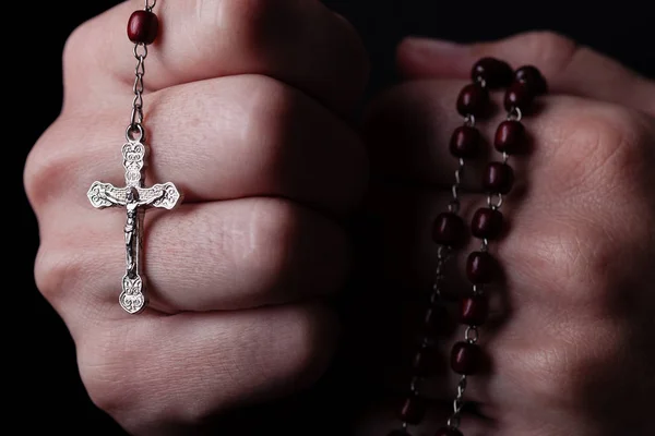 女性手祈祷在十字架上和耶稣基督在黑色背景的十字架上举行念珠 基督教天主教宗教信仰的妇女 — 图库照片