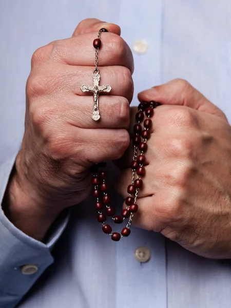 Man Händerna Bedjande Holding Ett Radband Med Jesus Kristus Kors — Stockfoto