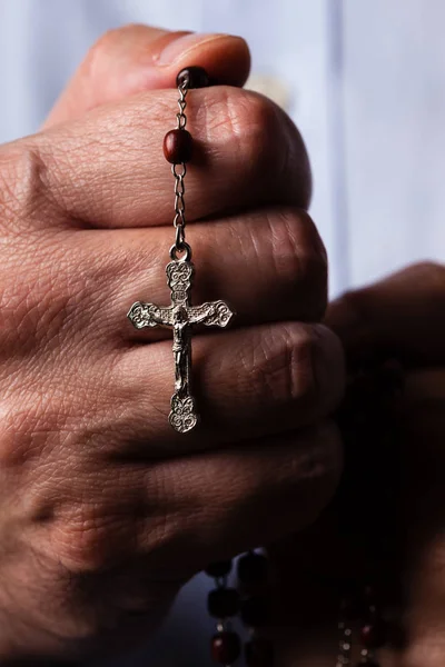 Male Ruce Modlitby Drží Růženec Ježíše Krista Kříž Nebo Krucifix — Stock fotografie