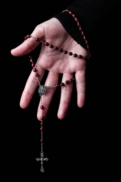 Руки Женщины Держат Вешают Четки Иисусом Христом Кресте Распятии Черном — стоковое фото