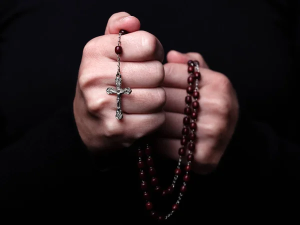 Žena Ruce Modlitby Drží Růženec Ježíše Krista Kříž Nebo Krucifix — Stock fotografie