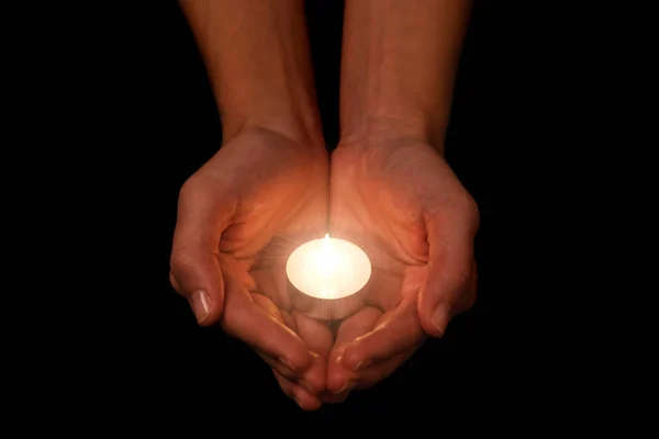 Mãos Segurando Protegendo Acesas Acesas Velas Acesas Escuridão Fundo Preto — Fotografia de Stock