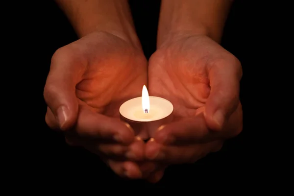 手持和保护点燃或燃烧蜡烛烛光在黑暗中 黑色背景 夜间观察的概念 — 图库照片