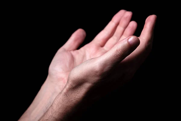 Männliche Hände Beten Mit Ausgestreckten Armen Schwarzer Hintergrund Nahaufnahme Von — Stockfoto