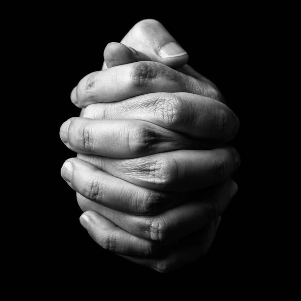 近手的忠实成熟男子祈祷 双手折叠 交错的手指在敬拜上帝 孤立的黑色背景 祈祷和灵性的概念 — 图库照片