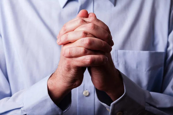 Yakın Veya Closeup Dua Sadık Olgun Adam Elinde Elleri Katlanmış — Stok fotoğraf