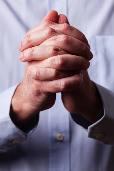 閉じるまたは忠実な成熟した男の祈りの手のクローズ アップ 手は折り畳まれ 神への崇拝に指をインター レースします 祈りおよび精神性のためのコンセプト — ストック写真