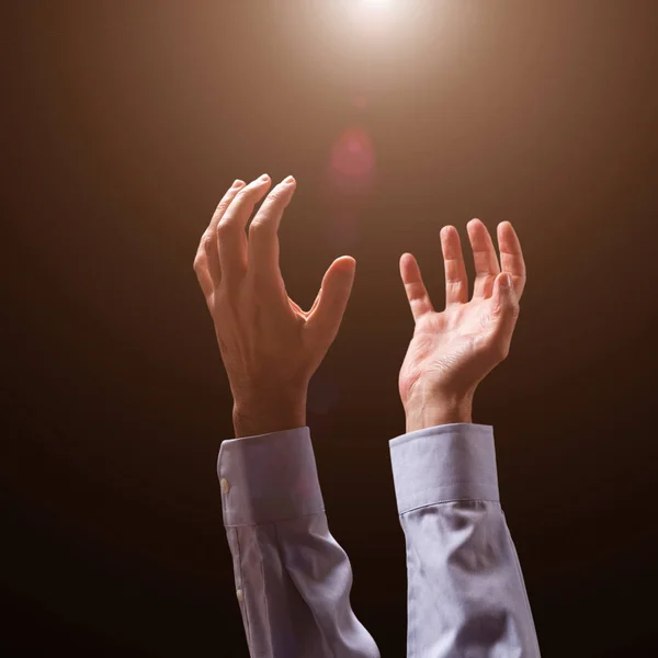 Мужские Руки Руки Подняты Протянуты Воздухе Божественному Свету Человек Молится — стоковое фото