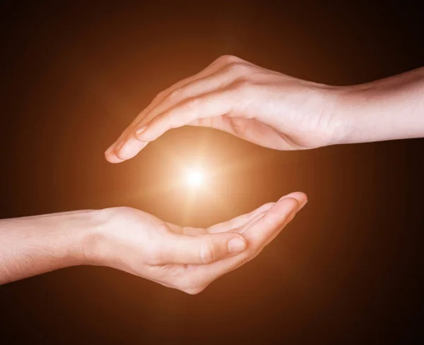 Mãos Mulher Protegendo Contendo Luz Brilhante Brilhante Radiante Brilhante Emitindo — Fotografia de Stock