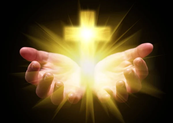 手をすぼめ 保持するかクロスを示すまたは明るい 輝く光の十字架 キリスト教 キリスト教 カトリックの宗教 天や神の概念 黒の背景 — ストック写真
