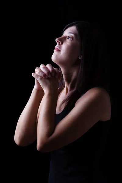 忠実な女性希望で検索して 手を組んで 黒い背景に宗教的熱情と神への崇拝で祈る 祈りおよび精神性のためのコンセプト — ストック写真