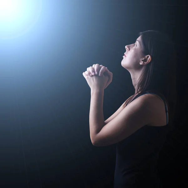 祈って神または天の光の下での希望で検索して 神への崇拝に忠実な女性 祈りおよび精神性のためのコンセプト — ストック写真