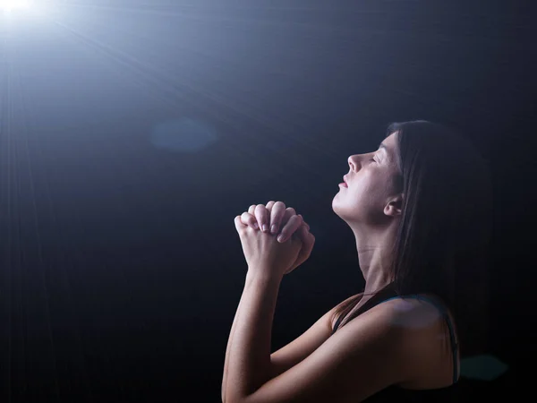 Zbliżenie Wiernych Kobieta Modli Się Świetle Boskiego Lub Niebieskich Ręce — Zdjęcie stockowe