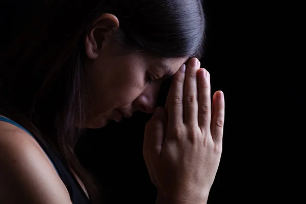 Trouwe Vrouw Bidden Met Handen Gevouwen Aanbidding Aan Raken Voorhoofd — Stockfoto