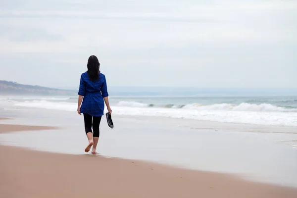 Mujer Joven Caminando Sola Una Playa Desierta Día Otoño —  Fotos de Stock