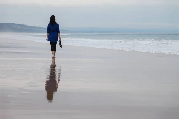 Giovane Donna Che Cammina Sola Una Spiaggia Deserta Riflessa Sulla — Foto Stock