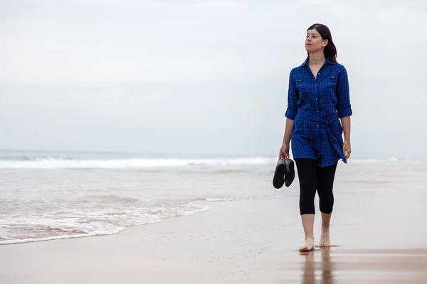 Giovane Donna Che Cammina Sola Una Spiaggia Deserta Una Giornata — Foto Stock