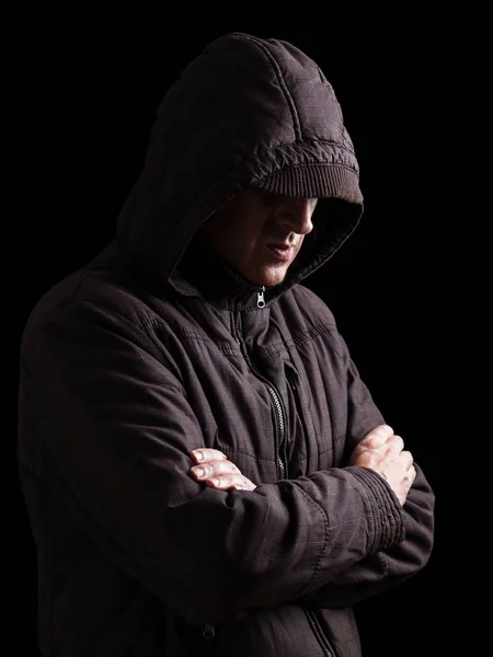 Człowiek Samotny Przygnębiony Kruche Ukrywając Twarz Ręce Skrzyżowane Stojąc Mroku — Zdjęcie stockowe