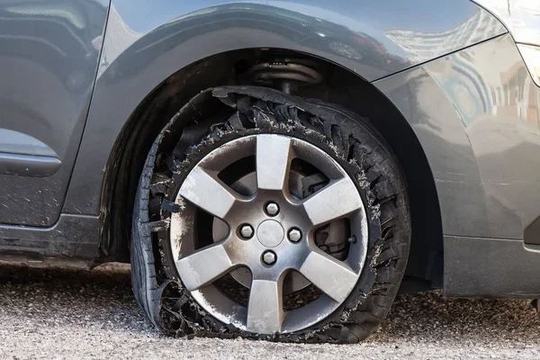 Pneu Explodido Destruído Com Borracha Explodida Desfiada Danificada Automóvel Moderno — Fotografia de Stock