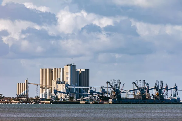 Deep Water Port Ships Transporting Grain Large Silos Cranes Trafaria — Stock Photo, Image