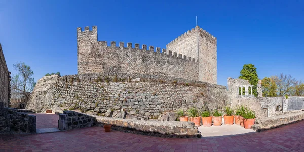 葡萄牙莱里亚 2017年10月10日 从富丽堂皇的住宅中看到莱里亚的中世纪城堡 属于圣殿骑士团 — 图库照片