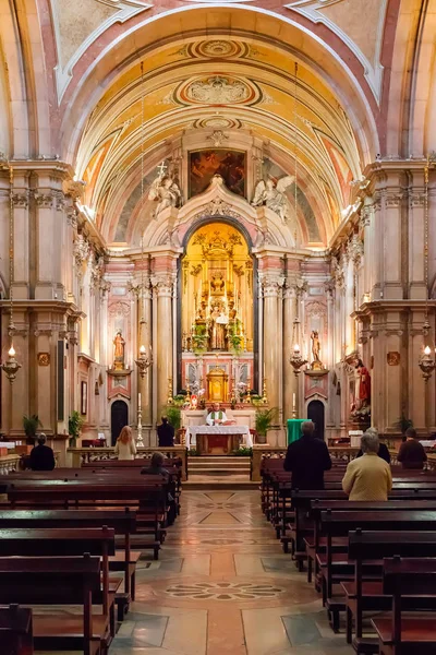 Lisboa Portugal Octubre 2016 Sacerdote Católico Dirigiendo Misa Iglesia Santo —  Fotos de Stock