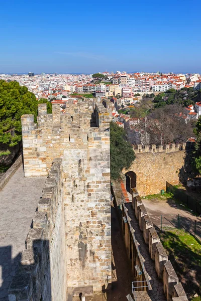 リスボン ポルトガル 2017 カステロ ホルヘ別名サン ジョルジェ城 Wallwalk Merlons Crenels タワーの景色を防御的な壁 — ストック写真