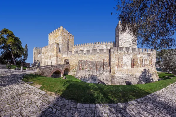 リスボン ポルトガル 2017 カステロ ホルヘ別名サン ジョルジェ城 Castelejo の入り口は別名堀 城壁と維持します ストックフォト