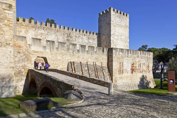 里斯本 葡萄牙 2013年2月01日 城堡圣乔治城堡 Castelejo 的入口与护城河 瞭望塔 城墙保持 — 图库照片
