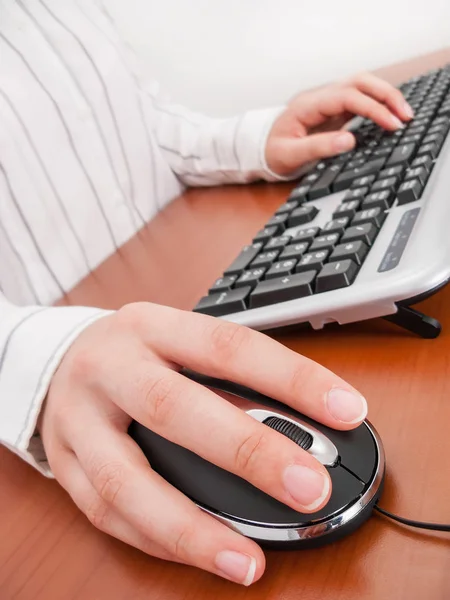 Mulher Negócios Secretária Sentada Mesa Digitando Teclado Computador Usando Mouse — Fotografia de Stock