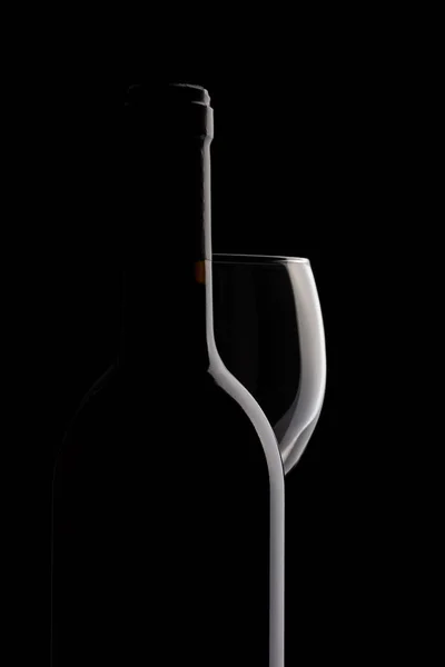 Elegante Rotweinflasche Und Weinglas Vor Schwarzem Hintergrund — Stockfoto