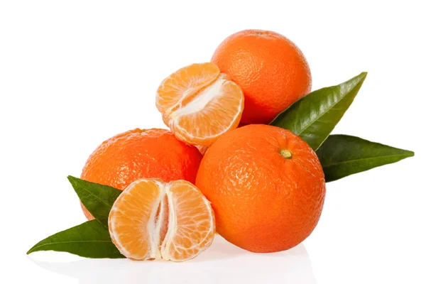 Оранжевые Мандарины Клементины Мандарины Маленькие Апельсины Одним Очищенным Разрезанным Пополам — стоковое фото