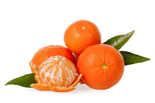Оранжевые Мандарины Клементины Мандарины Маленькие Апельсины Очищенными Листьями Изолированными Белом — стоковое фото