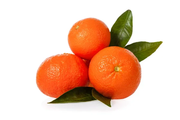 Оранжевые Мандарины Клементины Мандарины Маленькие Апельсины Листьями Изолированы Белом Фоне — стоковое фото