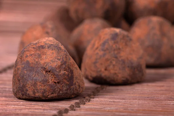 Trufas Chocolate Preto Cobertas Com Canela — Fotografia de Stock