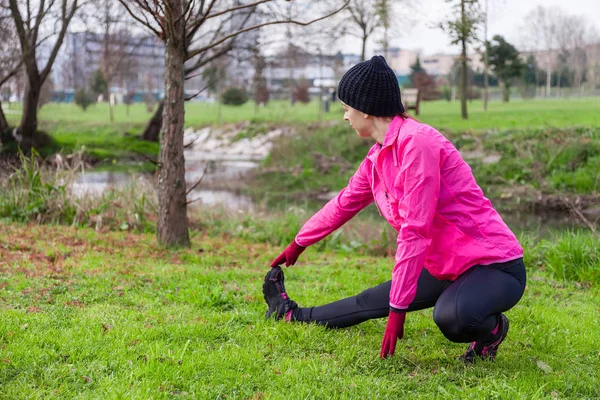 Jovem Mulher Aquecendo Esticando Pernas Antes Correr Dia Frio Inverno — Fotografia de Stock