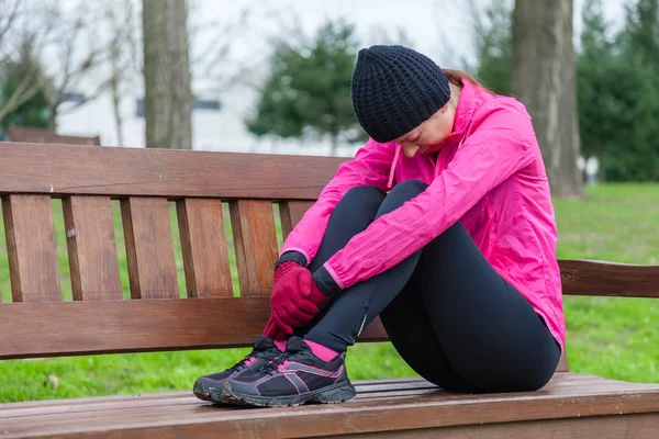 Ung Idrottare Kvinnan Trött Eller Deprimerad Vilar Bänk Kall Vinterdag — Stockfoto