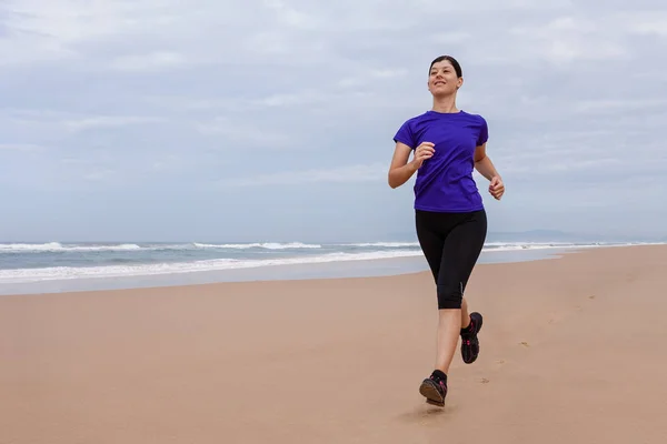 Atleta Feminina Correndo Praia Dia Outono — Fotografia de Stock