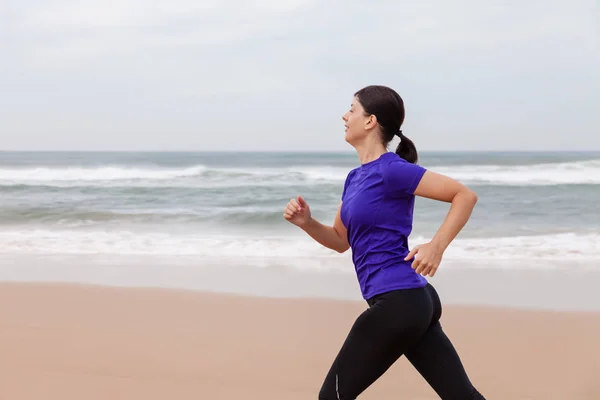 Atleta Feminina Correndo Praia Dia Outono — Fotografia de Stock