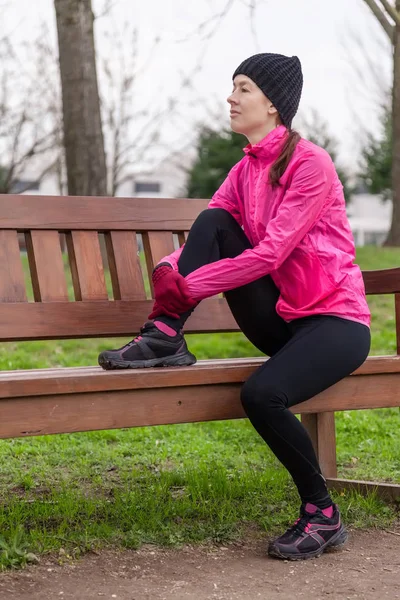 Triste Jovem Atleta Sentada Banco Dia Frio Inverno Pista Parque — Fotografia de Stock