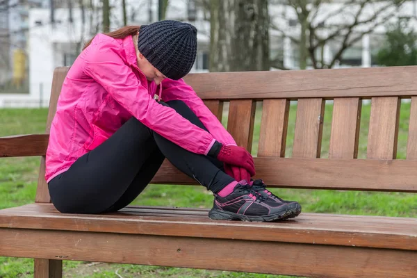 Ung Idrottare Kvinnan Trött Eller Deprimerad Vilar Bänk Kall Vinterdag — Stockfoto