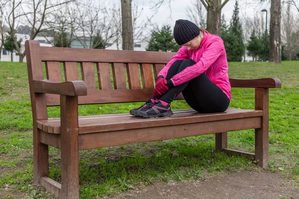 Ung Idrottare Kvinnan Trött Eller Deprimerad Vilar Bänk Kall Vinterdag — Stockfoto